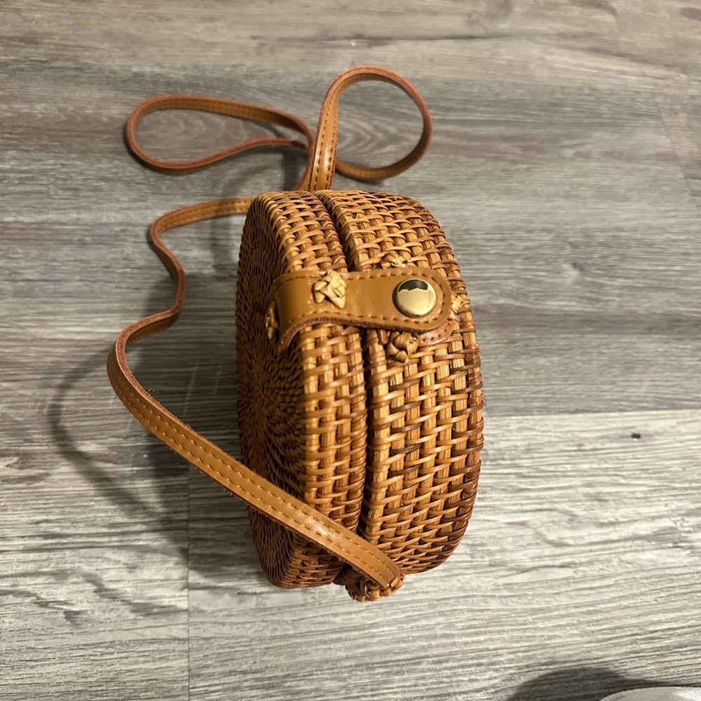 Round Woven  Crossbody Bag - Picture 3 of 6